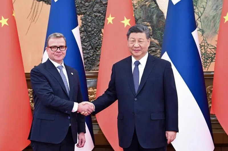 习近平：大国尤其要带头讲平等讲法治 1月27日，据国内媒体报道，中国国家主席习近平与芬兰总理奥尔波会面时说，当今世界面临多重风险挑战，国际社会需要携手应对，并称大国尤其要带头讲平等、讲法治、讲合作、讲诚信