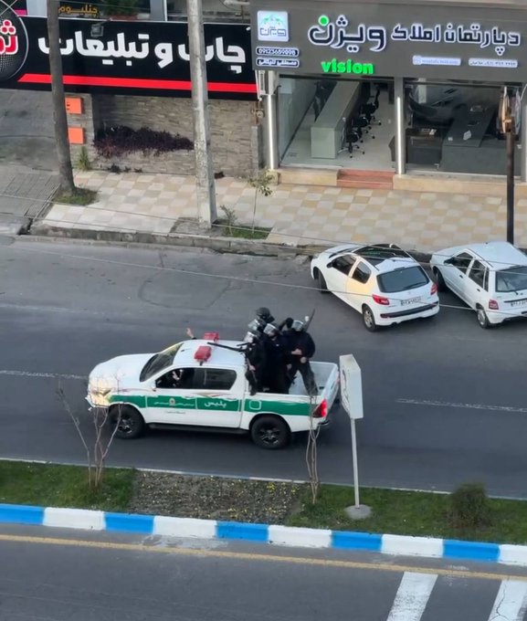 1月15日，伊朗军方和安全人员目前正在伊朗各地的城市和城镇进行巡逻