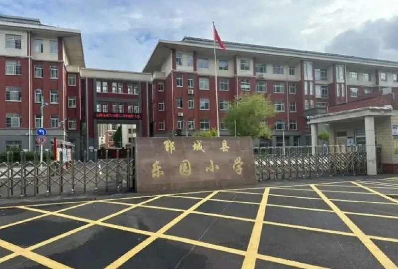 10岁男孩溺亡，家属称其12个上课日中10天遭殴打，涉事“优秀班主任”未获批捕9月29日，据浪潮新闻等媒体报道，山东菏泽郓城县10岁男孩溺亡案有后续：家属称孩子生前在12个上课日中，有10天遭班主任殴打；检察院以“事实不清、证据不足”为由，对涉事教师不批准逮捕