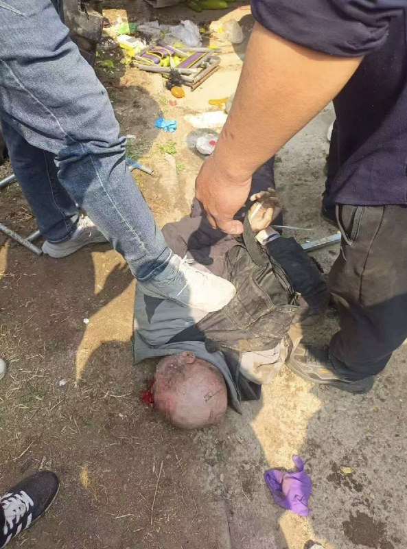 【血腥警告】网友投稿：北京房山大集，报复社会的铲车司机被群众从铲车拉出、胖揍一顿后，被群众踩在脚下查看原文📝 引用推文:网友投稿：3 月 29 日 12 点，北京市房山区大韩继大集，疑似有人报复社会开铲车冲撞人群，据现场视频显示多名摊贩和路人被撞倒在地，生死不明