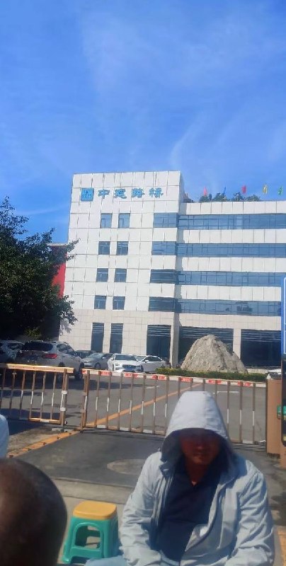 9月4日，河北石家庄市桥西区中建路桥集团门外，有多名讨薪工人聚集维权