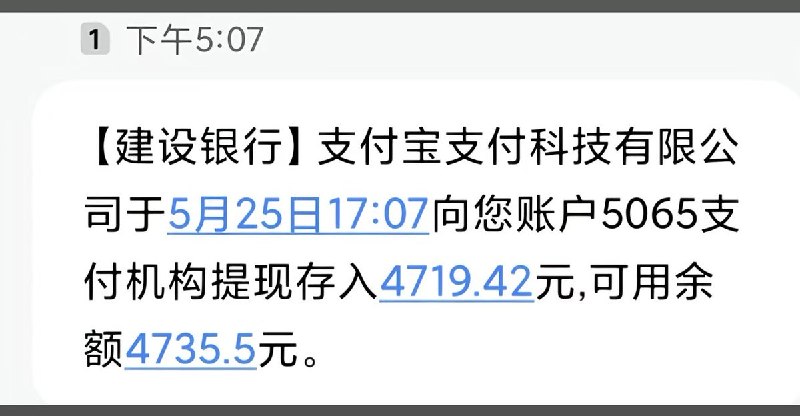 5月25日，一名上海骑手晒出了他的《入职承诺书》承诺书显示：骑手入职后公司发放头盔、工服等装备，一共1000元，从工资里扣；订单超时，每单扣除订单所得配送费2元；顾客投诉、送错、破损，罚款50元/单，服务态度不好罚款50-200元/单，个人原因配送超时，导致订单取消罚款500元/单；工作时间早七晚八点半；晚上10:30-第二天中午12:00