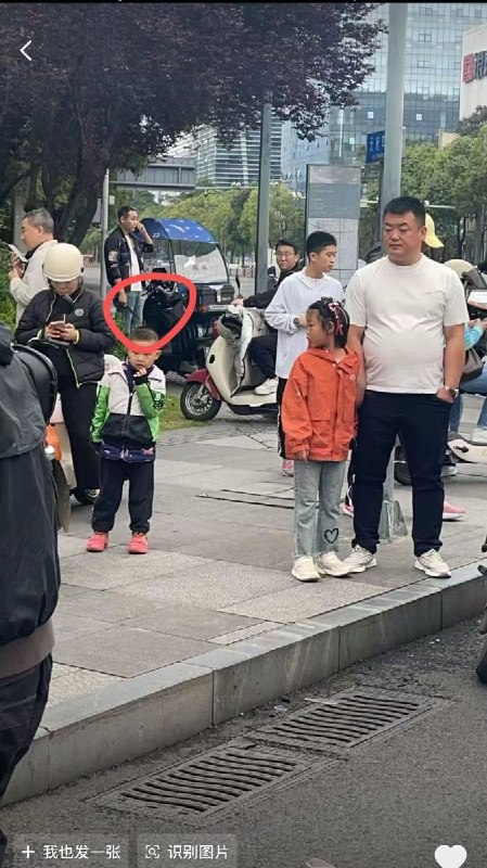 成都无差别袭击事件后，网友们纷纷质疑成都公安发布的通报：“他几次瞄准行人故意撞上去，我不认为是交通肇事” “你们真会写，干脆写成人去撞的车算了” “会不会写通报？那是和行人发生碰撞？” “嫌疑人径直故意冲撞多人，下车后还手持刀具，不是普通交通事故”查看原文成都无差别袭击事件后，网友们纷纷质疑成都公安发布的通报：“他几次瞄准行人故意撞上去，我不认为是交通肇事” “你们真会写，干脆写成人去撞的车算了” “会不会写通报？那是和行人发生碰撞？” “嫌疑人径直故意冲撞多人，下车后还手持刀具，不是普通交通事故”查看原文