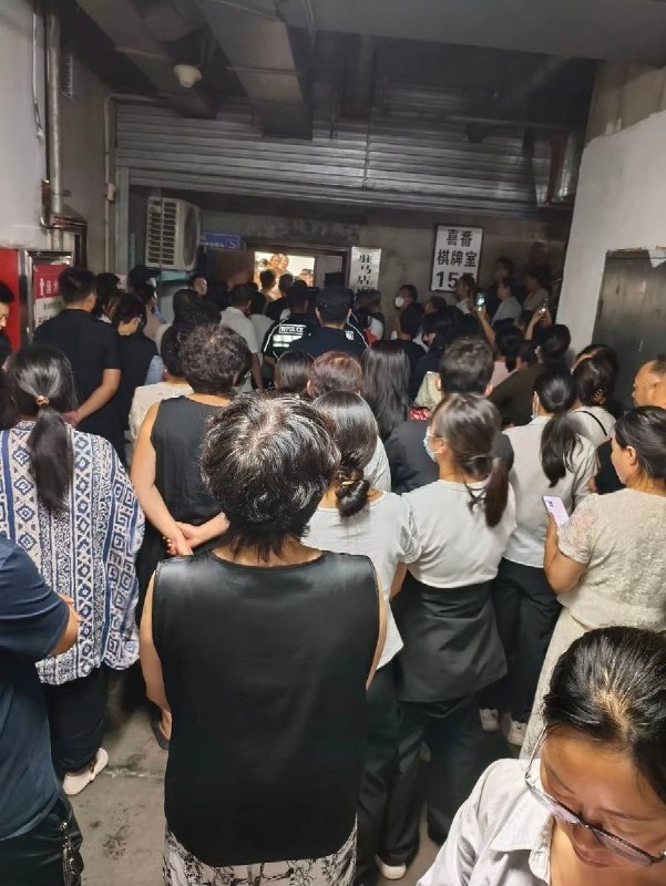 9月15日，因欢乐爱家超市“天中行卡”疑似暴雷及涉嫌非法集资，河南驻马店市驿城区爱家迪士尼店发生大规模群体性维权事件