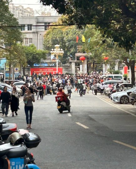 3月19日下午，上百名当地群众再次来到信宜市政府前与警察对峙