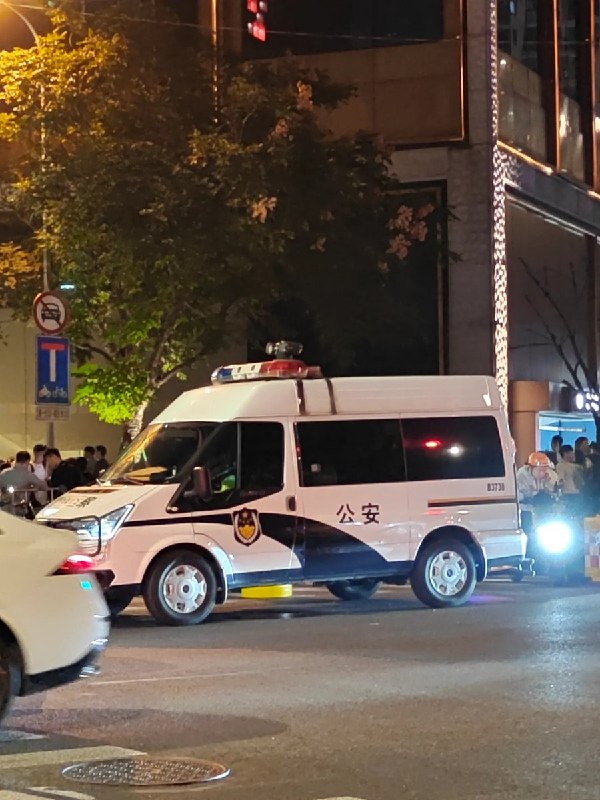 10月31日，上海万圣节街头，路边可见多辆亮着警灯的车辆