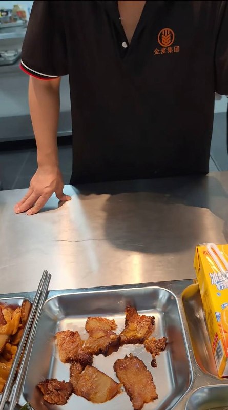 9月9日，广东金麦集团食堂，网友发视频举报食堂长期给员工食用疑似劣质“淋巴肉”