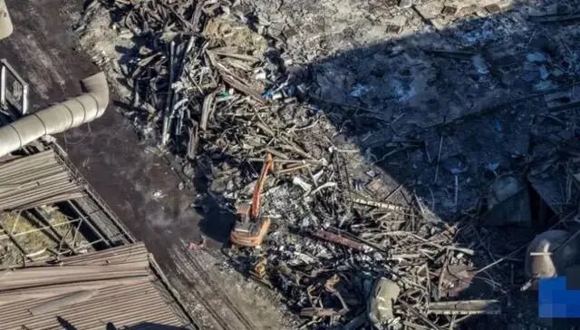 “内蒙古包头钢铁厂爆炸”无人机航拍画面显示，爆炸后的包钢厂区一片狼藉，现场残骸遍地