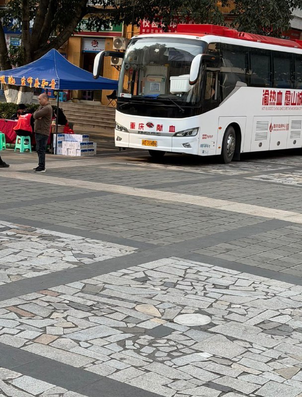 网友投稿：重庆某高校推出献血激励措施：献血400毫升可获零食大礼包一份，并额外赠送一箱牛奶，同时给予学分认定和志愿服务时长奖励