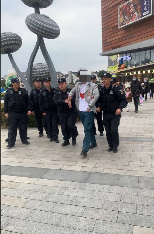 1月1日，苏州ACG动漫展一名年轻人因为COS《我的英雄学院》中的角色被现场其他COS按倒，最后被保安押走