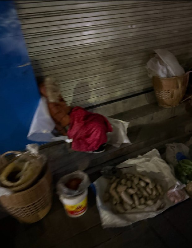 湖南凤凰古城，深夜卖菜的老人们查看原文湖南凤凰古城，深夜卖菜的老人们查看原文