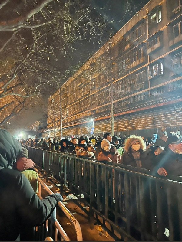 今天的 #上访词典 词条是 ABC区：在三骗胡同外，马路边遮羞墙里的排队的等待区域划分标志