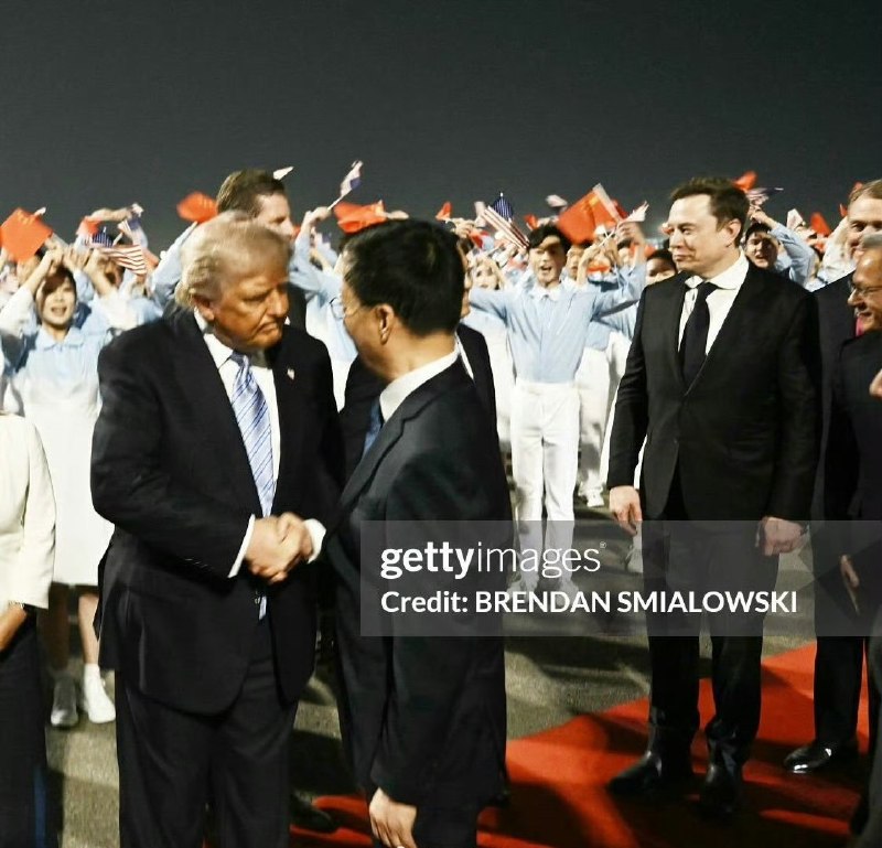 在随行人员中，距离特朗普最近的商界代表为马斯克和黄仁勋