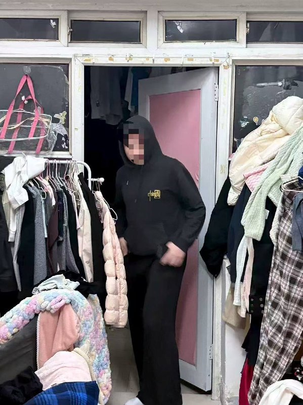 网友投稿：近日，湖南长沙学院，一男同学翻女寝后，偷内衣、黑丝、瑜伽裤
