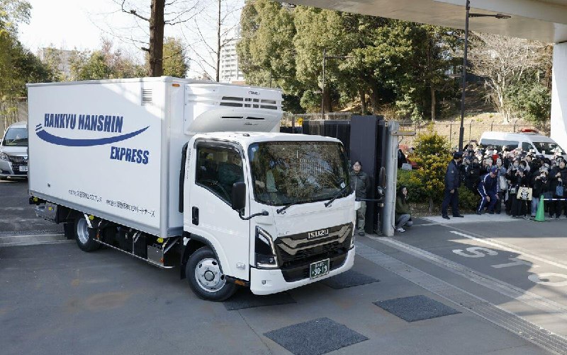 1月27日，据共同社报道，东京上野动物园两只4岁龙凤胎大熊猫“晓晓”（雄性）和“蕾蕾”（雌性）于27日中午由卡车从动物园运出，启程返回中国