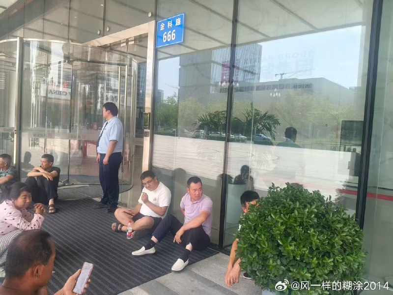 7月7日，陕西咸阳，陕建发展集团陕六建集团欠薪，工人堵门讨薪 