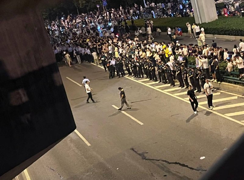 【合肥爆发反垃圾站堵路抗议】后续，大批警察和便衣在道路上组成人墙，对周边道路实施临时封控