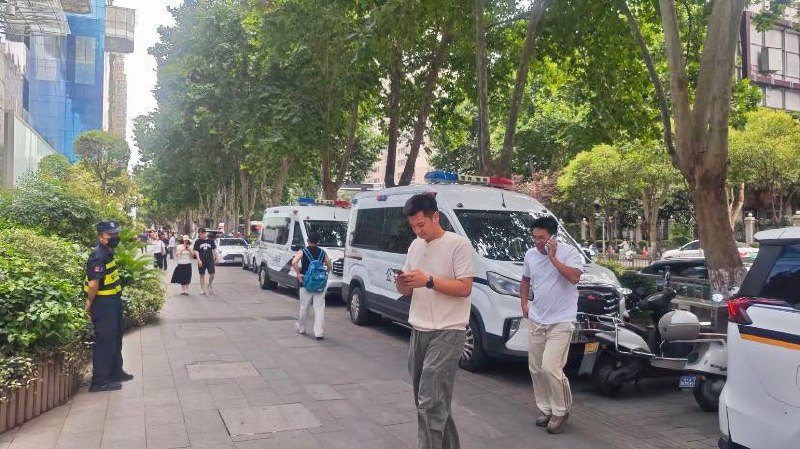7月2日，西安赛格商场，有网友拍摄到商场周边停放有多种警用车辆，附近道路和路口均有警力值守