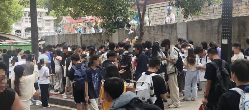 近日，福建厦门，华侨大学全面禁止校园外卖，以保障校内食堂的营业额