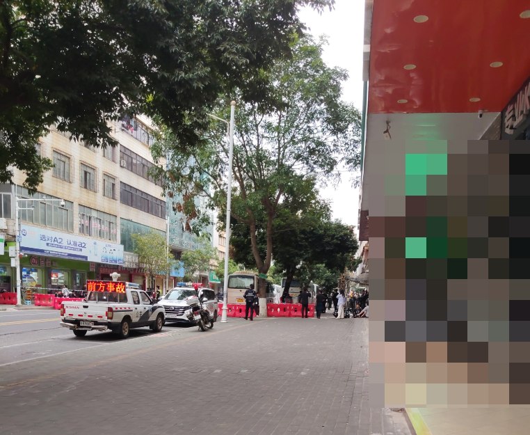 网友投稿3月20日，信宜现状通往市政府的路被封锁