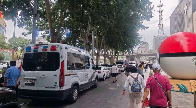 7月2日，西安赛格商场，有网友拍摄到商场周边停放有多种警用车辆，附近道路和路口均有警力值守