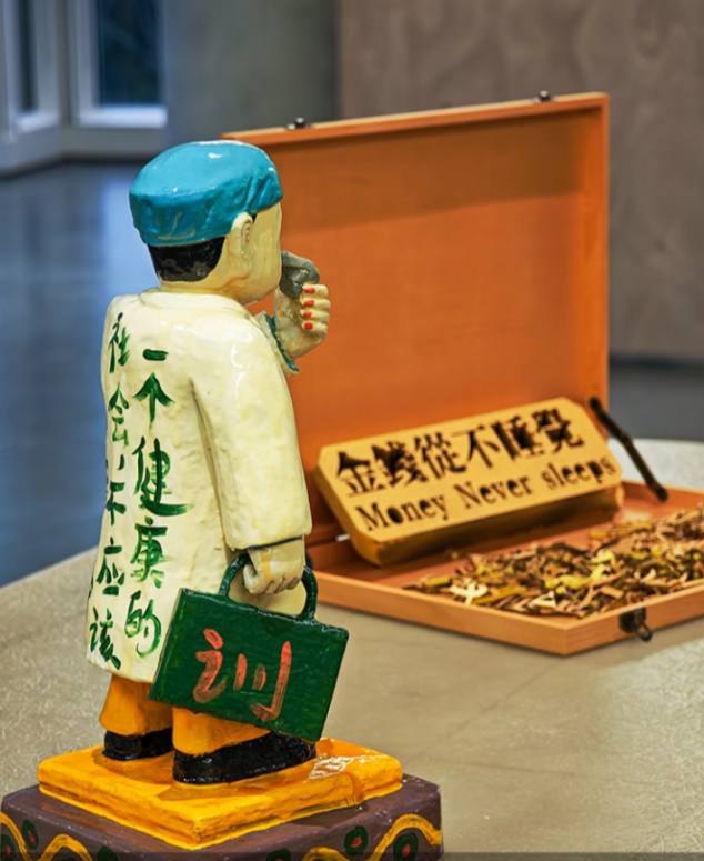 网友投稿：11月23日，在杭州由天目里与天目里美术馆共同主办的“2025荡一圈：杭州当代艺术周”展览中，出现了一件以武汉肺炎吹哨人李文亮医生为原型的艺术作品