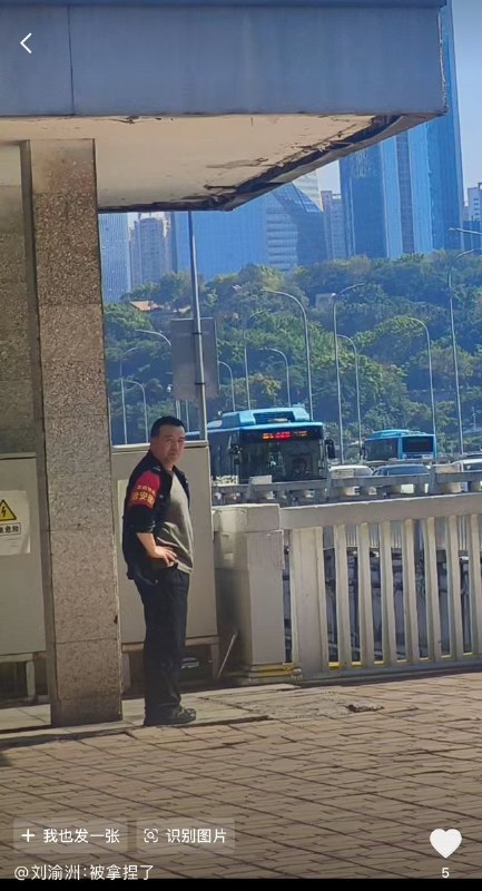 胖猫跳江事件两周年，不少游客在五一期间带着麦当劳来到重庆长江大桥打卡留恋，发现桥上有多名警察和保安值守，并驱离在现场拍照的游客