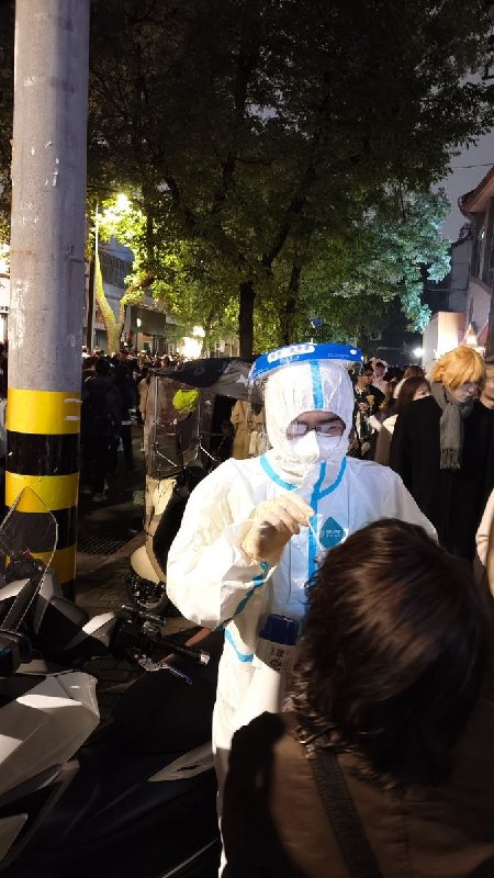 网友投稿：2026年10月31日，西安德福巷，万圣节活动有人cos大白被警察制止