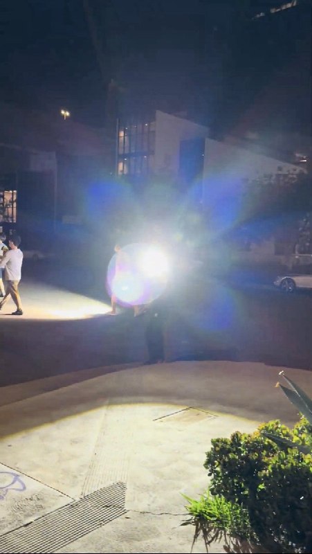 现场经过：54盏灯、十几人、每人一把强光手电据组织方描述，团队抵达位于Shatto Place的中国驻洛杉矶总领事馆时，发现主楼外墙已被54盏临时部署的强光灯全面覆盖，亮度达到投影设备级别，与此前华盛顿大使馆的防御部署如出一辙，但灯数更多