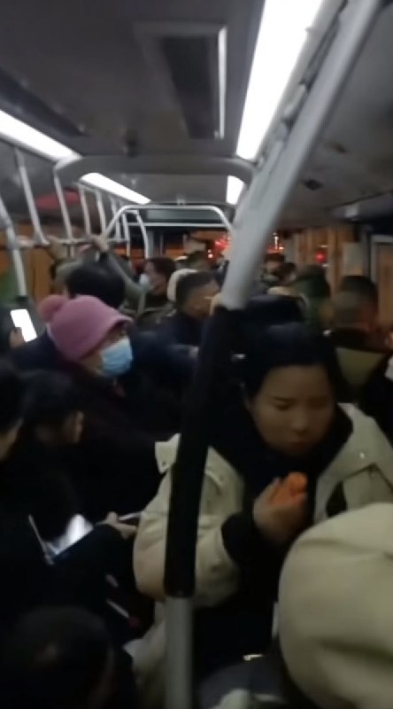 今天的 #上访词典 词条是进庄/庄主请客: 敏感时期如“两会”期间，永定门前排队人数过多时，当局为维持体面，会用大巴把他们接至久敬庄安置