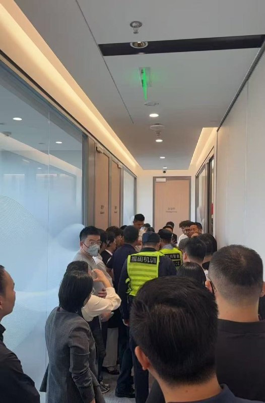 网友投稿：近日，北京市京师律师事务所深圳分所公章被北京总部抢走据多方说法，深圳分所部分律师认为相关行为影响正常执业秩序及客户服务，随后通过联名等方式要求明确管理权责及恢复正常运营