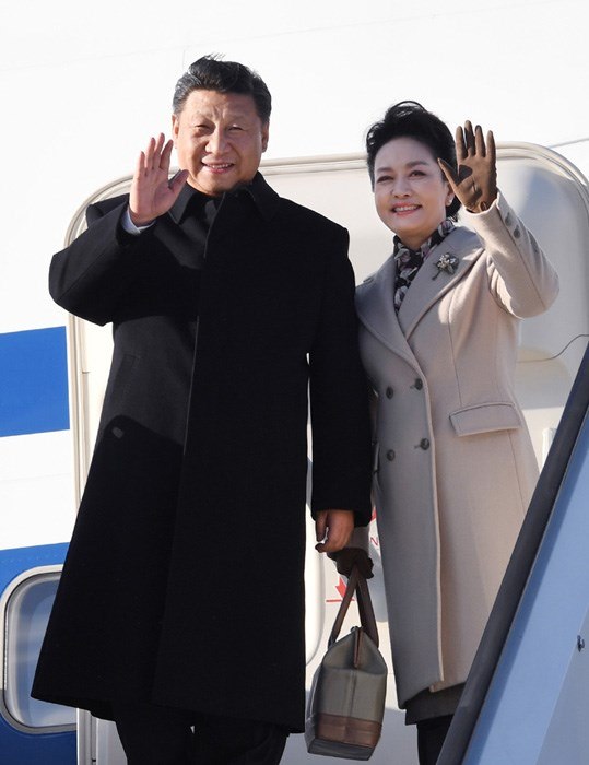 习近平一开口：“声乐分几种唱法？”中国最美丽的软实力诞生了近日，有网友发现中国共产党新闻网2016年发布的一篇文章《“中国最美丽的软实力”》文章回忆：习近平与彭丽媛初次见面时，习近平没有询问流行歌曲或出场费，而是问了一句：“声乐分几种唱法？”彭丽媛因此认为他“心地很好、很有思想”，并称习近平“一开口就吸引了这位歌唱家”