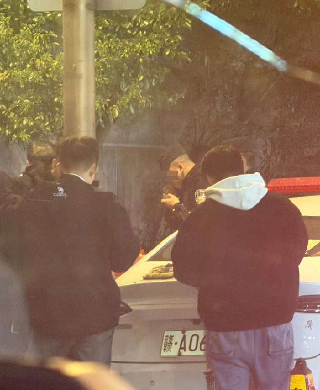 网友投稿午夜的南昌八一广场，一群便衣和警察聚在路边吃盒饭