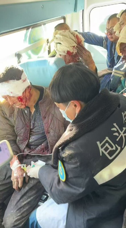 内蒙古包头钢铁厂爆炸， 现场受伤的工人查看原文📝 引用推文:突发！刚刚，内蒙古自治区包头市九原区尔甲亥村包钢分厂发生爆炸事故，现场伴有巨响与浓烟升起