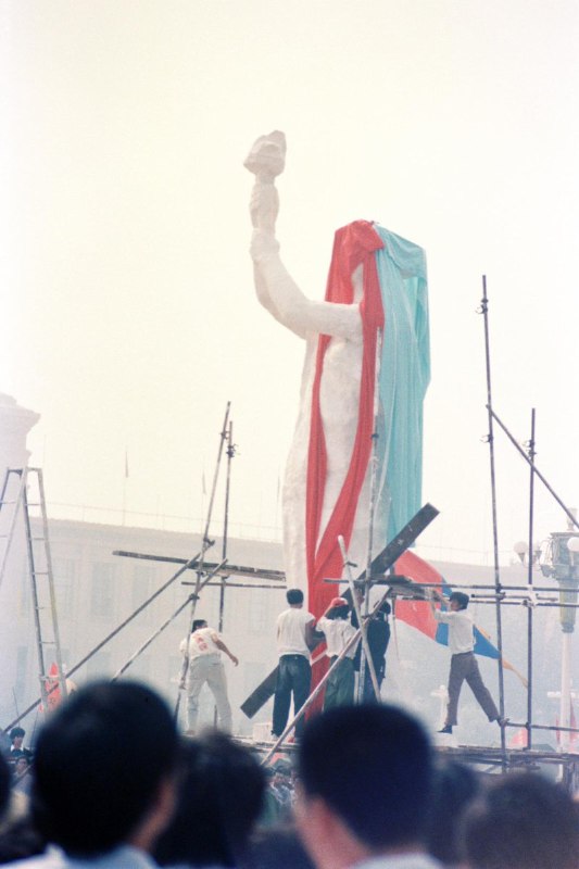 #你没看过的六四 系列图片展10“只活了5天的民主女神”1989年5月29日深夜，中央美术学院等八所北京艺术院校的学生，将民主女神石膏塑像分块，以三轮车悄悄运入天安门广场