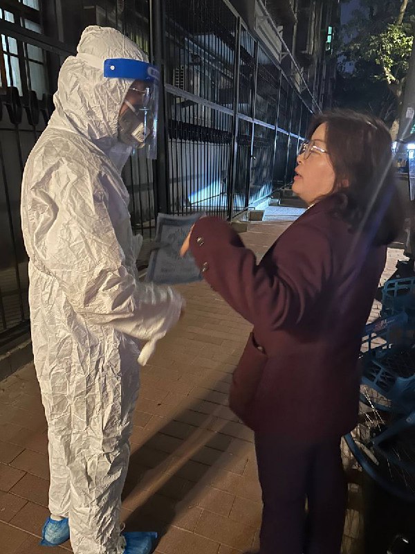 网友投稿：10月31日，陕西西安某万圣节活动场所附近，一位coser化身“大白”，手持棉签为来往行人“做核酸”
