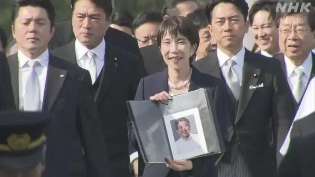 1月5日，据日本NHK新闻报道，日本首相高市早苗手持安倍晋三遗照，前往伊势神宫进行参拜，防卫大臣小泉进次郎等11名内阁成员陪同参拜