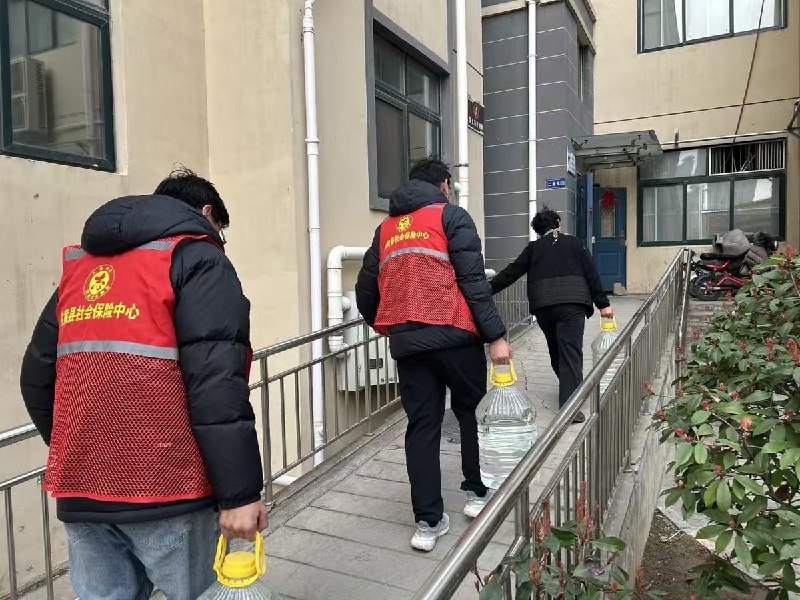 网友投稿：河南安阳，因供水管道问题，全县停止供水，要求各单位在职人员去参加志愿送水活动
