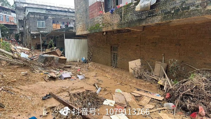 【广西横州洪灾】7月20日，广西横州市镇龙乡那州社区那龙村村民发布求助信息称，7月6日当地遭遇特大暴雨，引发洪水和泥石流，全村97户、约350人受灾，大量房屋、农田和山林被淹，部分住宅一楼被泥沙和杂物掩埋