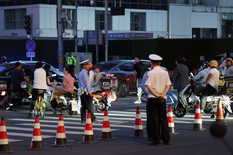 北京中国尊遭小型飞行器撞击事件后续:多家外媒称警方阻止拍摄，路透社记者在现场看到，大厦周边多条道路被警方封锁，附近有大量警车和消防车