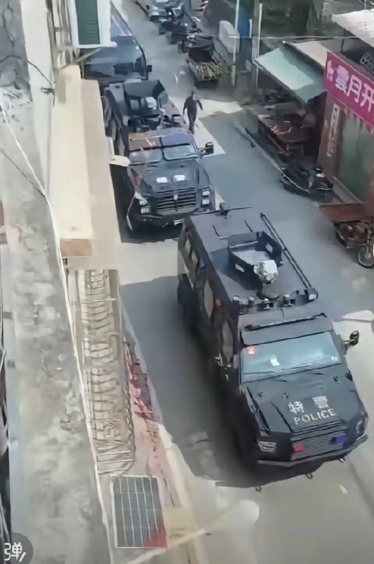 3月25日，广东信宜，大量特警进驻村庄，而村民们垒砌起路障、进行反封锁查看原文📝 引用推文:广东爆发大规模警民冲突3月17-18日，广东省信宜市