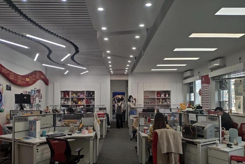网友投稿：位于北京某地的共青团舆情管理中心内部照片流出，分工明确，每个工位背后还有庞大的三级外包团队查看原文网友投稿：位于北京某地的共青团舆情管理中心内部照片流出，分工明确，每个工位背后还有庞大的三级外包团队查看原文