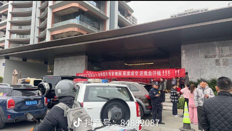 3月6日，贵州省贵阳市 铁建城，业主在房子窗户上 贴上“退房”二字要求退房