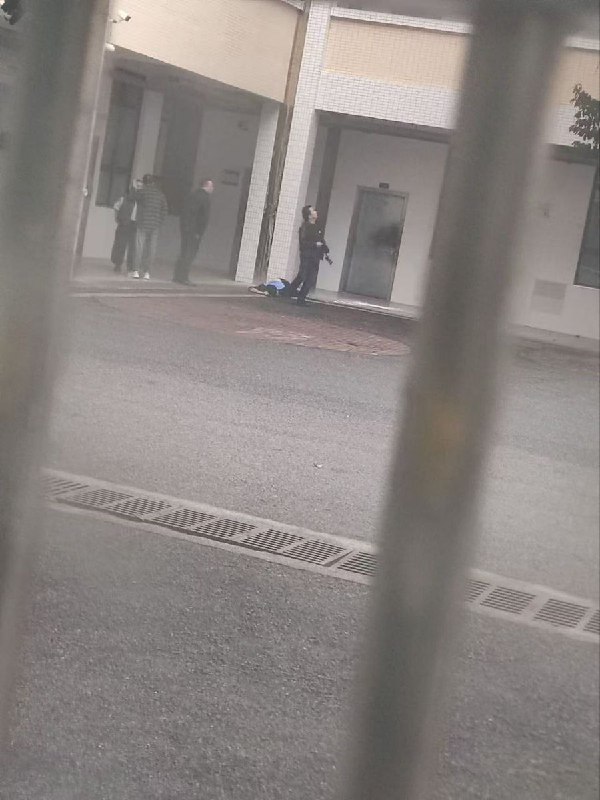 网友投稿10月22日，湖南株洲攸县三中一名男高三生从教学楼五楼跳下自杀，该学生已于10月28日死亡