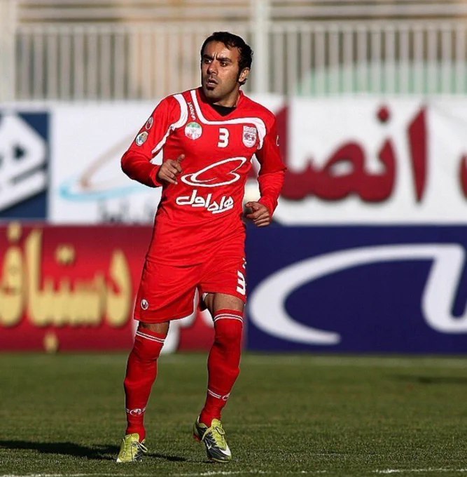 近日，去年夺得伊朗足球联赛冠军的大不里士拖拉机制造厂队（Tractor Sazi Tabriz）前中场球员莫杰塔巴·托尔希兹（Mojtaba Torshiz），将两个年幼的女儿托付给父母照看后，于当晚与妻子一同走上街头，参加支持“自由伊朗”的抗议活动