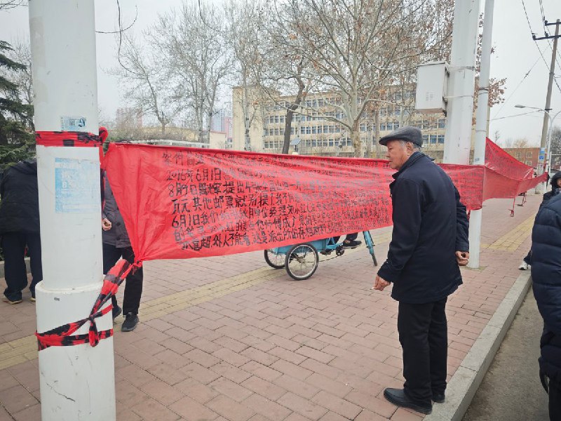 网友投稿：3月14日中午，河北保定青年路与东风路交叉口处，市纪委附近