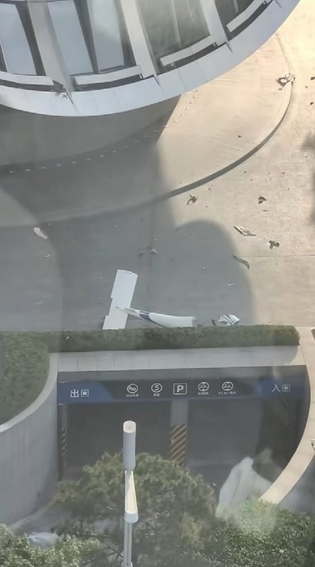 6月26日傍晚，北京中信大厦被一架小型飞机撞击，原因不明