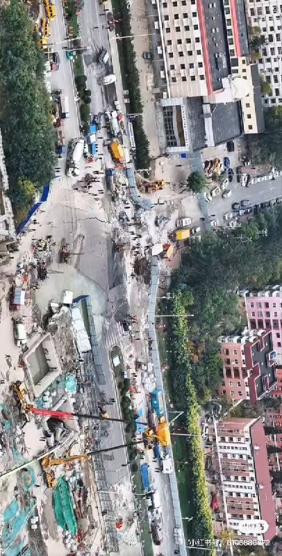 网友投稿：中建八局承建的天津大道渤海石油段，因修Z4地铁导致塌方现场图片及施工视频