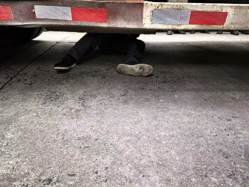 现场，一名上海居民为了阻止警车与防暴部队强行进入小区，毅然卧倒在车辆前方，以自己的身体作为最后一道防线