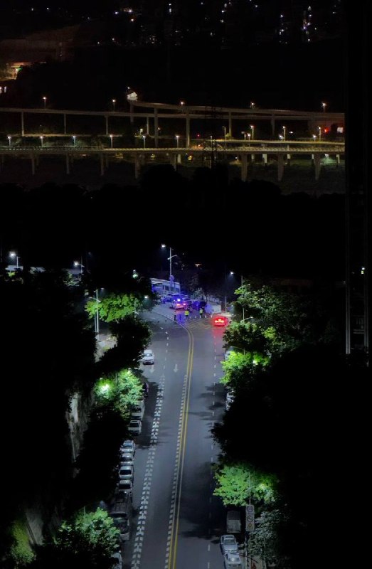 6月11日凌晨，驻守在“山姆打包哥”小区楼下的志愿者和警察发生肢体冲突后被带走